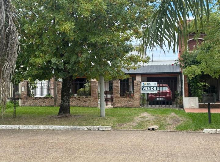 Casa · 240m² · 4 Ambientes · 1 Cochera