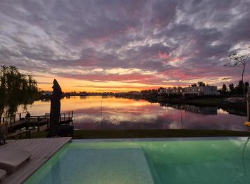 Casa · 244m² · 5 Ambientes · 5 Cocheras · Alquiler Temporario Barrio Santa Ana - Casa Moderna a La Laguna de 5 Ambientes.