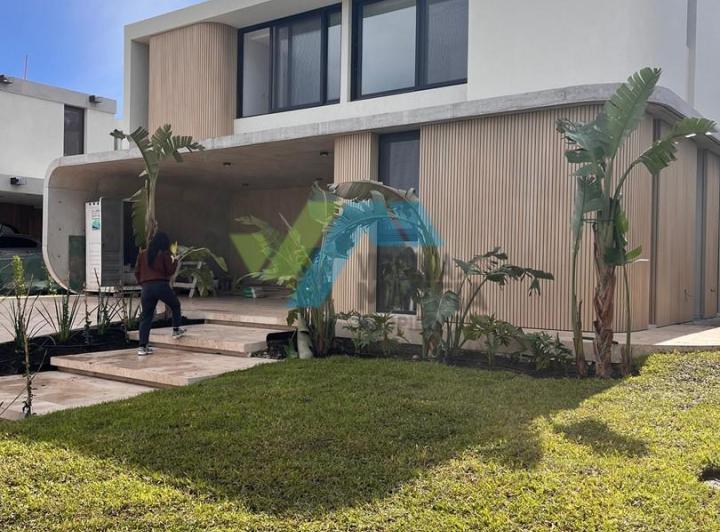 Casa · 303m² · 6 Ambientes · 2 Cocheras