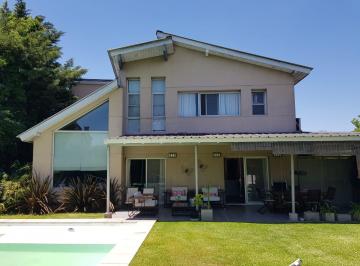Casa · 220m² · 4 Ambientes · 1 Cochera · Casa en Las Glorietas