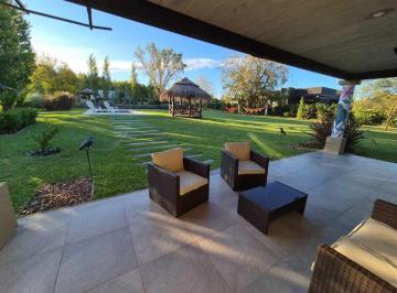 Casa · 225m² · 5 Ambientes · 2 Cocheras · Alquiler Amueblado 5 Amb C/pileta Quincho G/parque