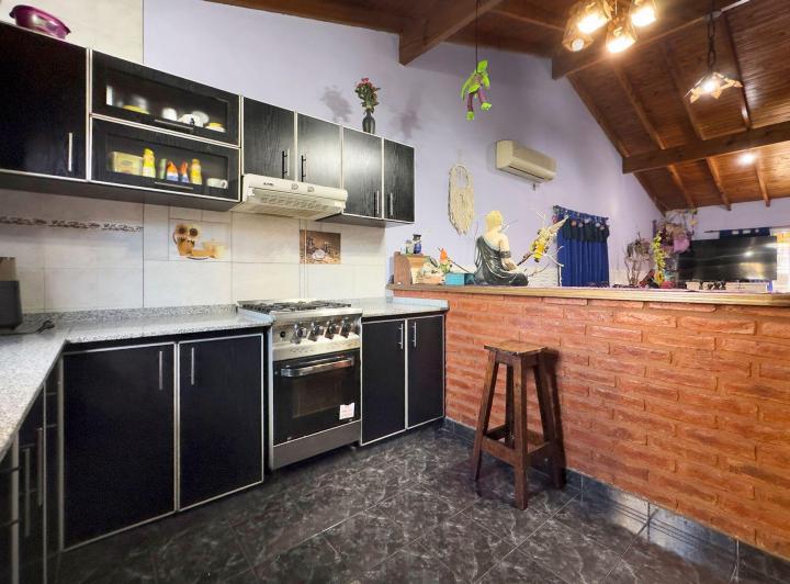 Casa · 180m² · 6 Ambientes · 1 Cochera