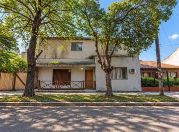 Casa · 102m² · 6 Ambientes · 2 Cocheras · Casa en Venta en Martínez | 6 Ambientes a Reciclar con Jardín, Pileta y Quincho