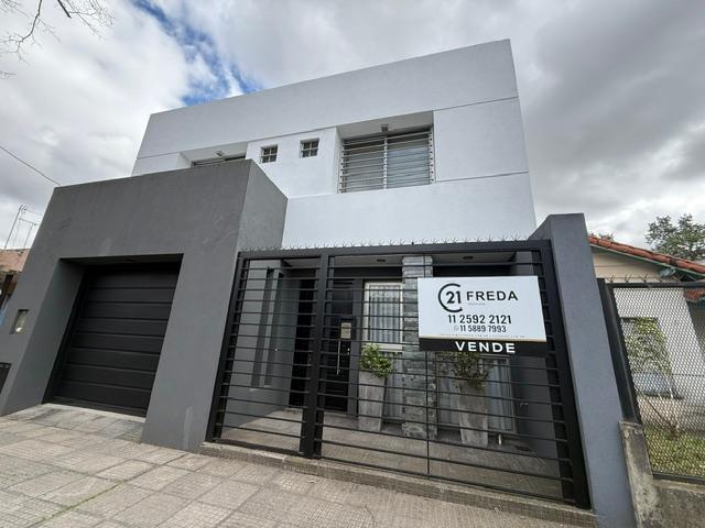 Casa · 260m² · 5 Ambientes · 2 Cocheras