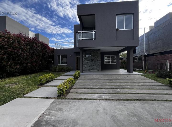 Casa · 230m² · 5 Ambientes · 2 Cocheras