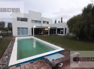 Casa · 418m² · 8 Ambientes · Casa en Plottier