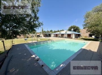 Casa · 424m² · 8 Ambientes · 1 Cochera · Venta de Casa con Quincho y Pileta en Plottier, Neuquén