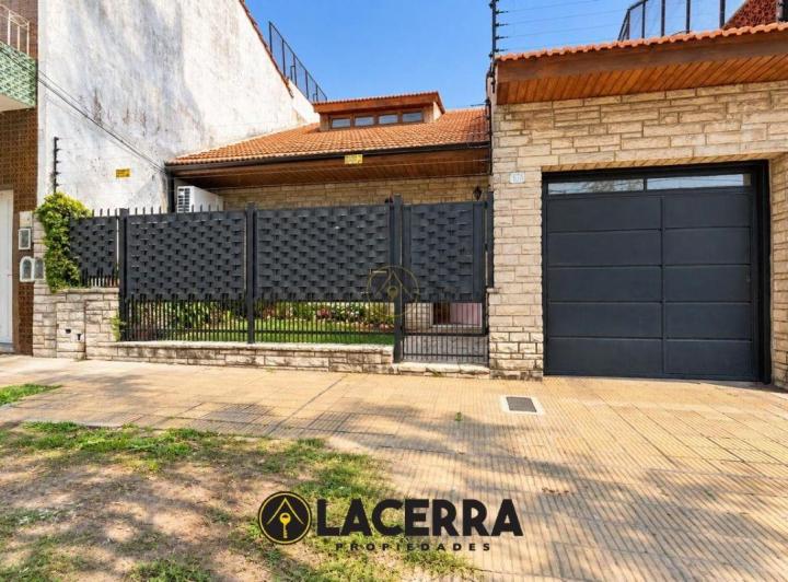 Casa · 121m² · 2 Ambientes · 1 Cochera