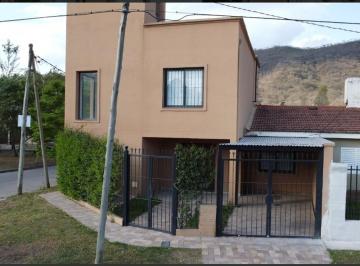 Casa · 246m² · 5 Ambientes · 6 Cocheras · Exc Casa 4 Dor Vta Esc/qcho/asad/jard/gge B° U. Católica