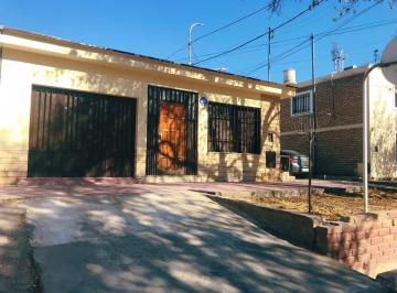 Casa · 127m² · 6 Ambientes · 2 Cocheras · Alquila Casa en Godoy Cruz 4 Dorm. Cochera