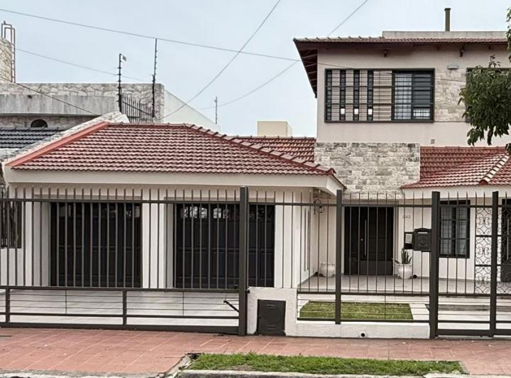 Casa · 250m² · 6 Ambientes · 2 Cocheras