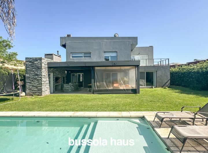 Casa · 250m² · 5 Ambientes · 4 Cocheras