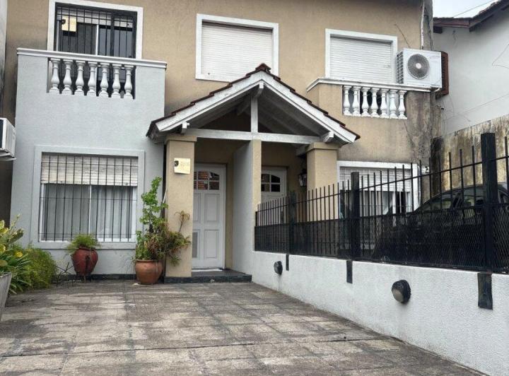 Casa · 180m² · 4 Ambientes · 2 Cocheras