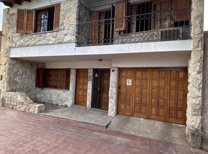 Casa · 327m² · 10 Ambientes · 2 Cocheras