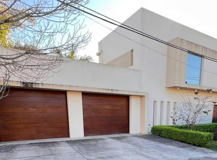 Casa · 220m² · 6 Ambientes · 2 Cocheras