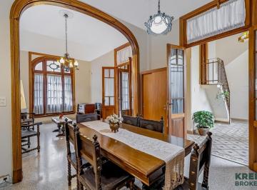 PH · 188m² · 7 Ambientes · 1 Cochera · Villa Crespo: PH 7 Amb C/ Entrada Ind. Patio con Parrilla y Cochera
