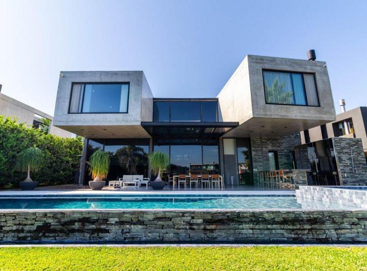 Casa · 690m² · 8 Ambientes · 2 Cocheras