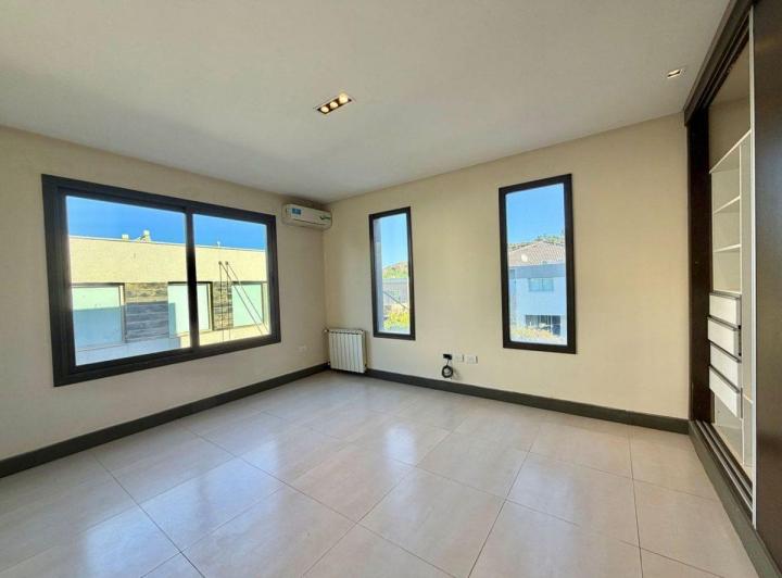 Casa · 220m² · 5 Ambientes · 1 Cochera