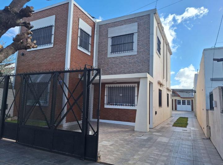 Casa · 228m² · 6 Ambientes · 2 Cocheras
