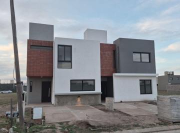 Casa · 100m² · 4 Ambientes · 2 Cocheras · Venta Casa Duplex 3 Dorm. Docta Nobu