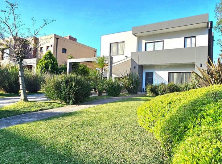 Casa · 185m² · 4 Ambientes · 2 Cocheras