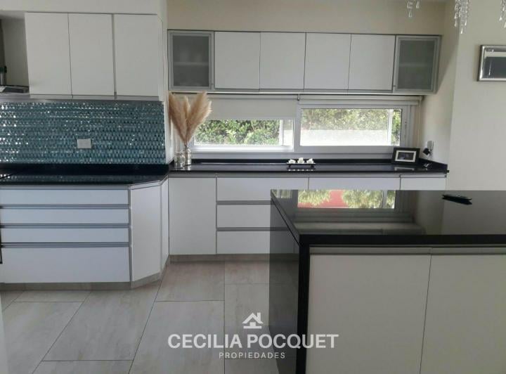 Casa · 250m² · 6 Ambientes · 2 Cocheras