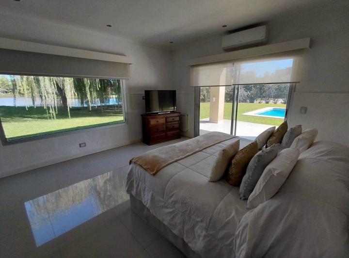 Casa · 497m² · 8 Ambientes · 2 Cocheras