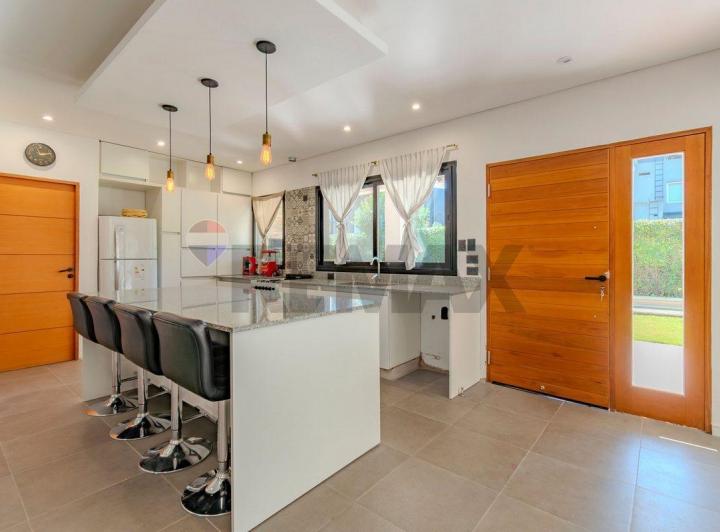 Casa · 243m² · 6 Ambientes · 1 Cochera