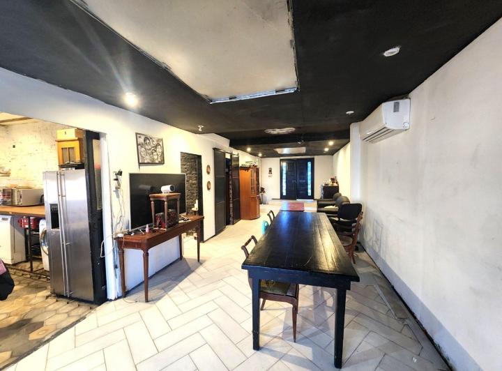 Casa · 240m² · 5 Ambientes · 3 Cocheras