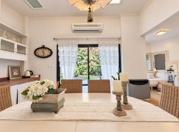 Casa · 193m² · 5 Ambientes · 1 Cochera · Venta Casa 5 Ambientes con Fondo Apta Credito