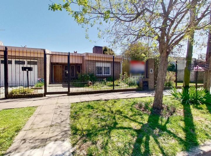 Casa · 110m² · 4 Ambientes · 2 Cocheras