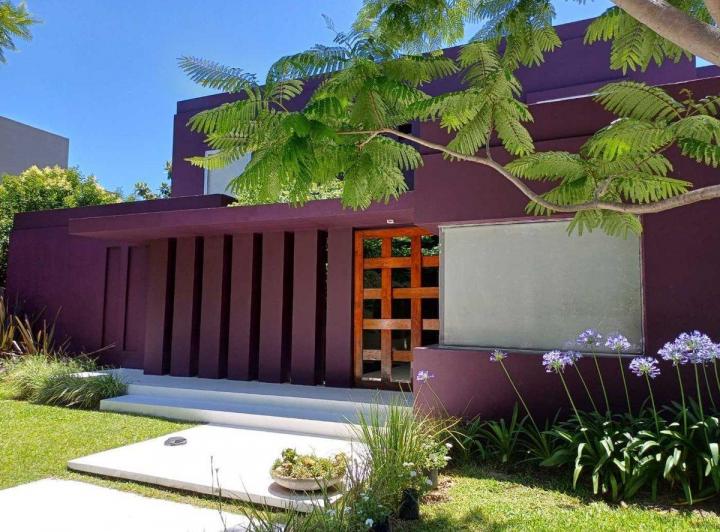 Casa · 230m² · 6 Ambientes · 2 Cocheras