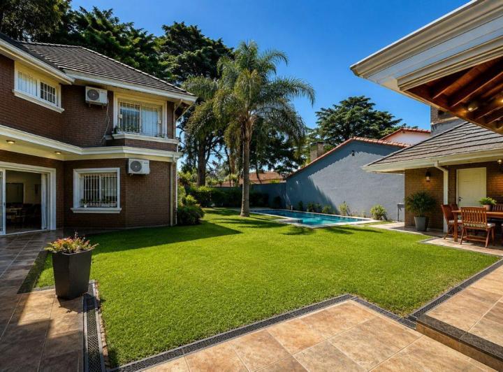 Casa · 240m² · 6 Ambientes · 3 Cocheras