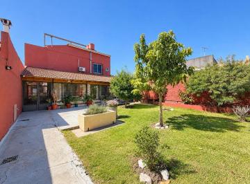 Casa · 300m² · 9 Ambientes · 2 Cocheras · Gran Propiedad Sobre Lote de 500 m² Casa + Dpto