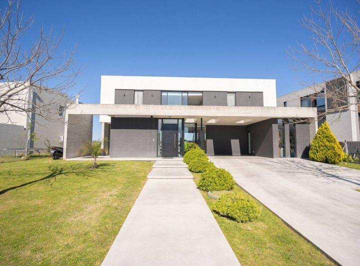 Casa · 244m² · 7 Ambientes