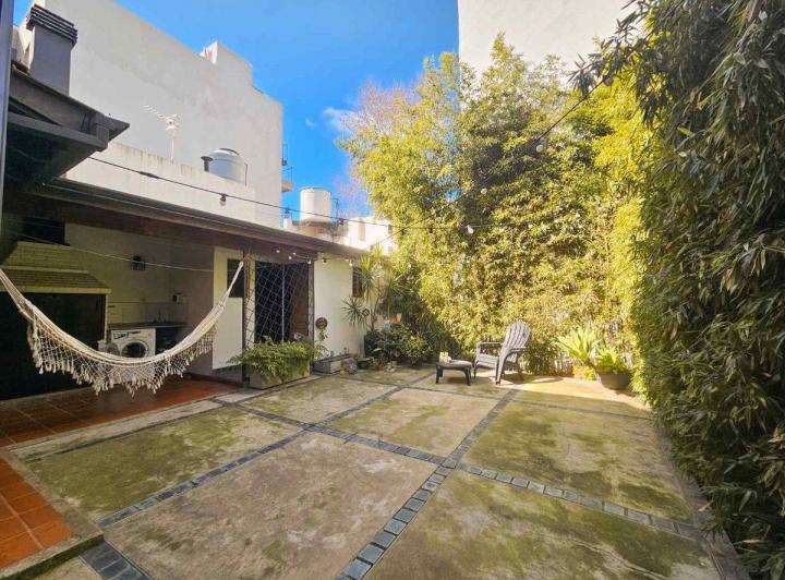 Casa · 210m² · 6 Ambientes · 2 Cocheras