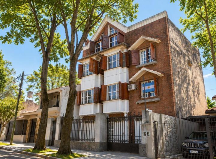 Casa · 317m² · 6 Ambientes · 4 Cocheras