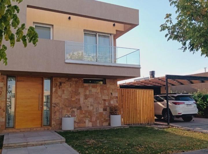 Casa · 190m² · 5 Ambientes · 2 Cocheras