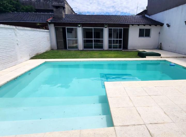 Casa · 180m² · 5 Ambientes · 2 Cocheras