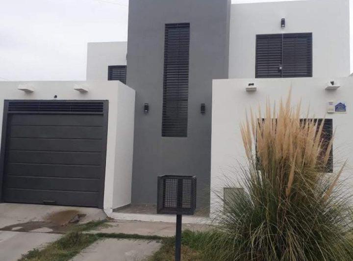 Casa · 120m² · 4 Ambientes · 2 Cocheras