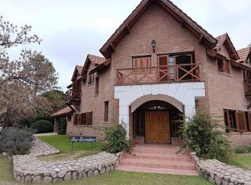 Casa · 185m² · 7 Ambientes · 2 Cocheras · Se Vende Exclusivo Chalet en El Corazon de Merlo