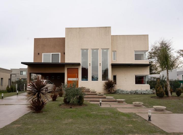 Casa · 230m² · 7 Ambientes · 2 Cocheras