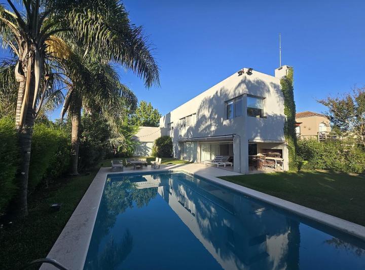 Casa · 200m² · 6 Ambientes