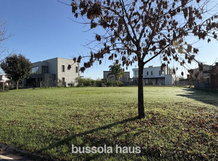 Terreno · 784m²