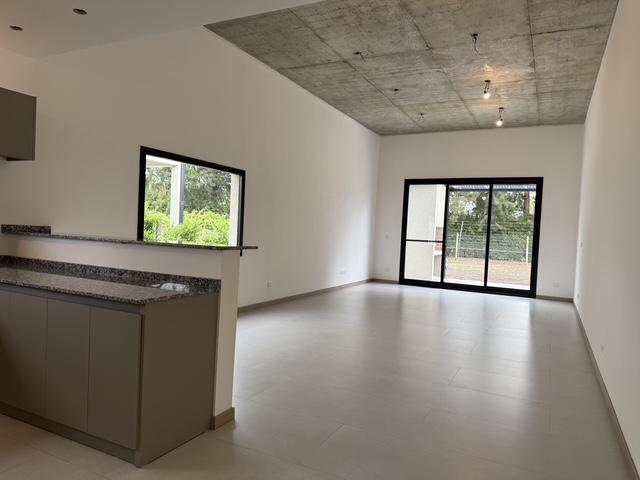 Casa · 140m² · 4 Ambientes · 2 Cocheras