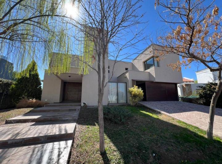 Casa · 470m² · 6 Ambientes · 2 Cocheras
