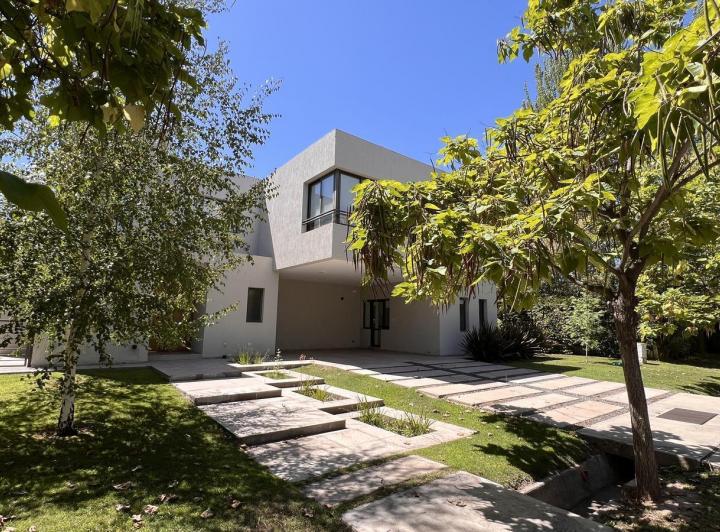 Casa · 400m² · 9 Ambientes · 2 Cocheras