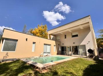 Casa · 217m² · 4 Ambientes · 2 Cocheras · Casa en Venta Barrio Privado Apto Crédito