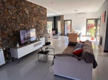 Casa de 5 ambientes, Rodeo del Medio · Excelente Propiedad en Venta en Complejo Privado en Rodeo del Medio