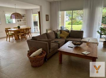 Casa · 280m² · 4 Ambientes · Casa en Alquiler - 3 Dorm. 1 Baño - 280 m - Mar del Plata